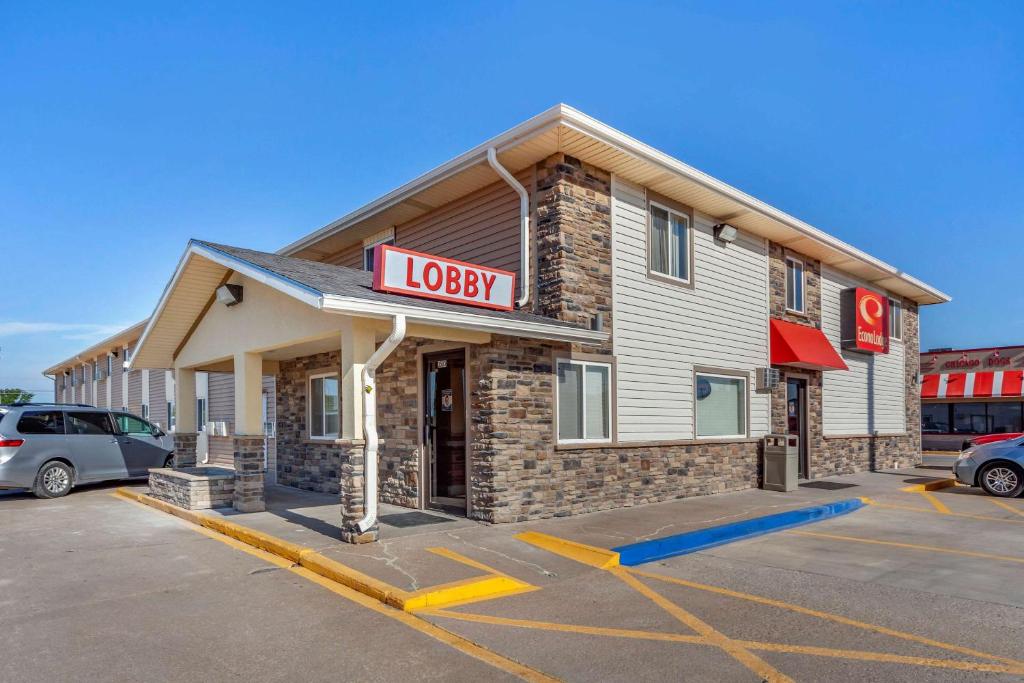 una tienda con un cartel en un estacionamiento en Econo Lodge Hays I-70, en Hays