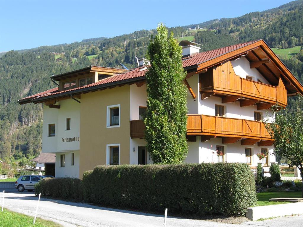 een groot gebouw met een houten dak op een straat bij Eva Dabernig in Zell am Ziller