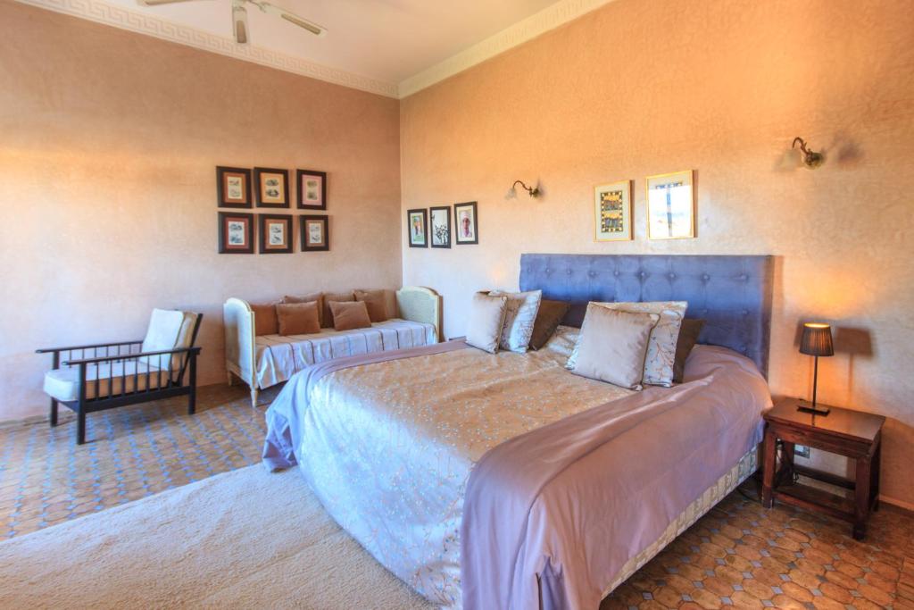 Una cama o camas en una habitación de Kasbah Tabelkoukt