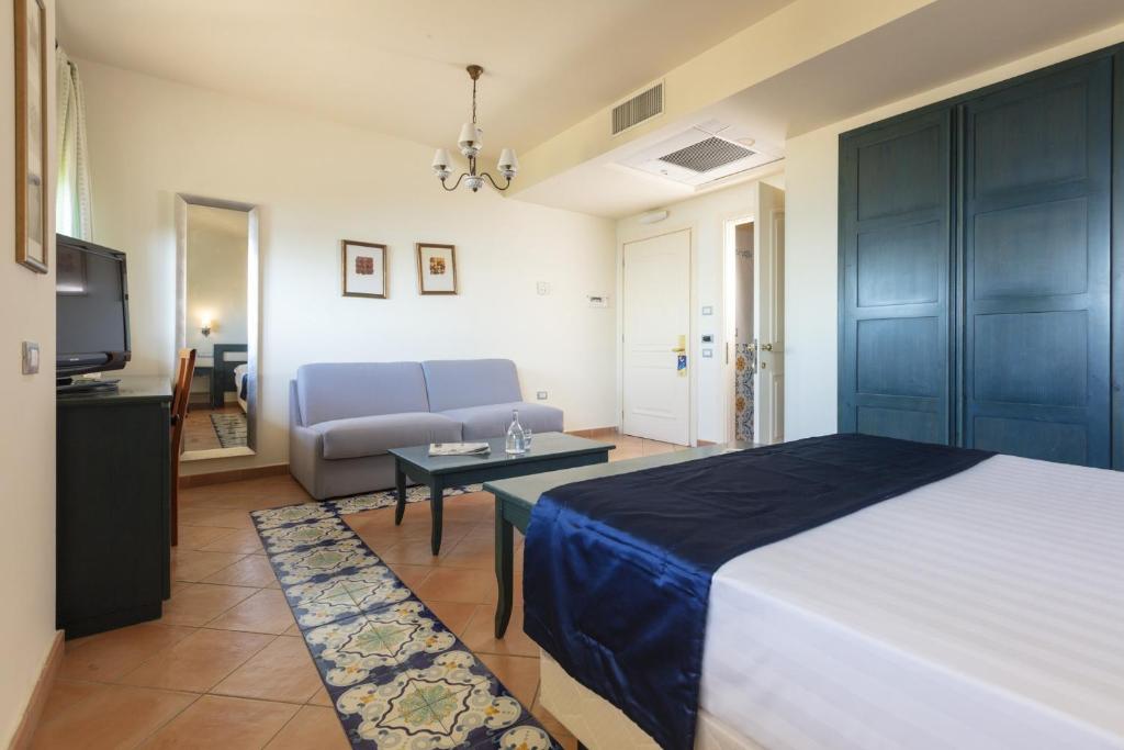 Postel nebo postele na pokoji v ubytování Summit Hotel