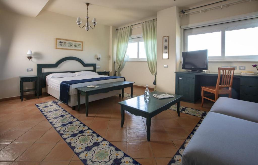 Postel nebo postele na pokoji v ubytování Summit Hotel