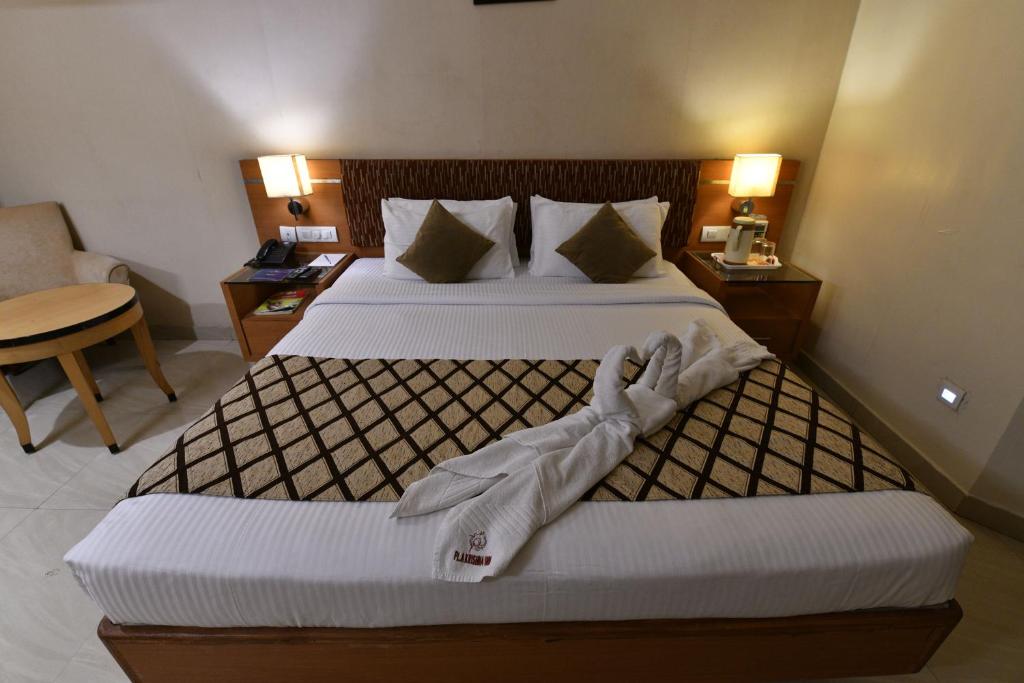 Postel nebo postele na pokoji v ubytování PLA Krishna Inn