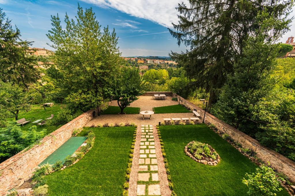 西恩納的住宿－Il giardino di Pantaneto Residenza D'Epoca，享有花园的空中景致,设有喷泉
