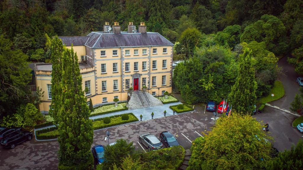 een luchtzicht op een groot huis met auto's geparkeerd op een parkeerplaats bij Maryborough Hotel & Spa in Cork