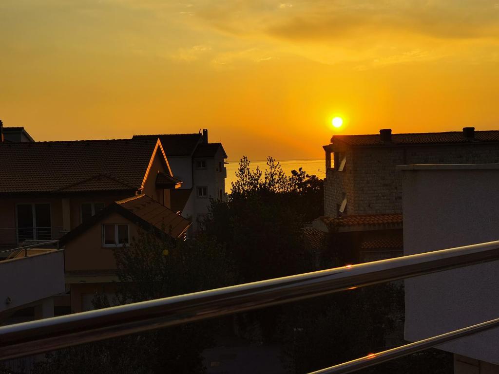 Pohľad na východ alebo západ slnka z apartmánu alebo blízkeho okolia