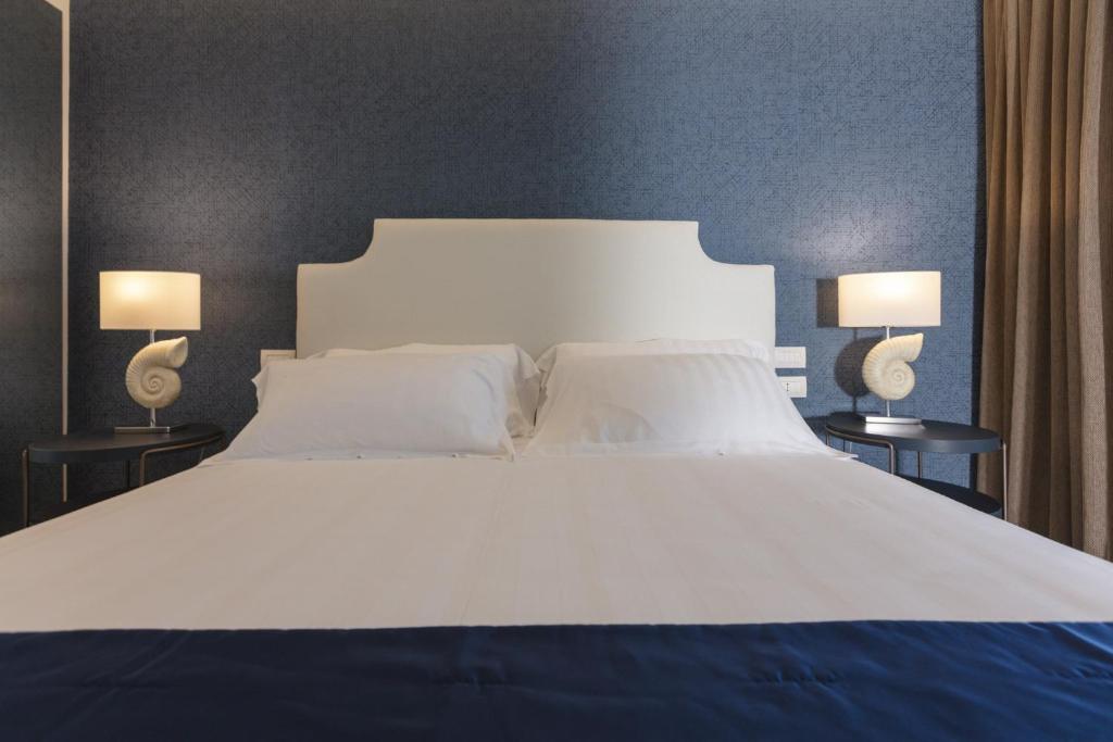 Postel nebo postele na pokoji v ubytování Summit Hotel