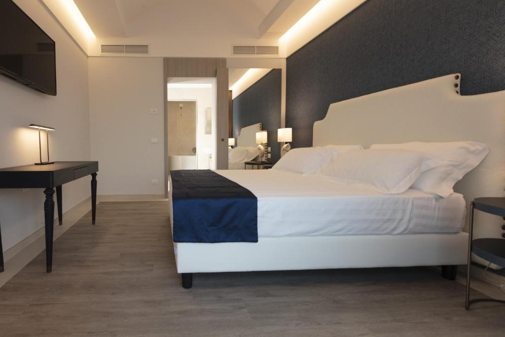Postel nebo postele na pokoji v ubytování Summit Hotel