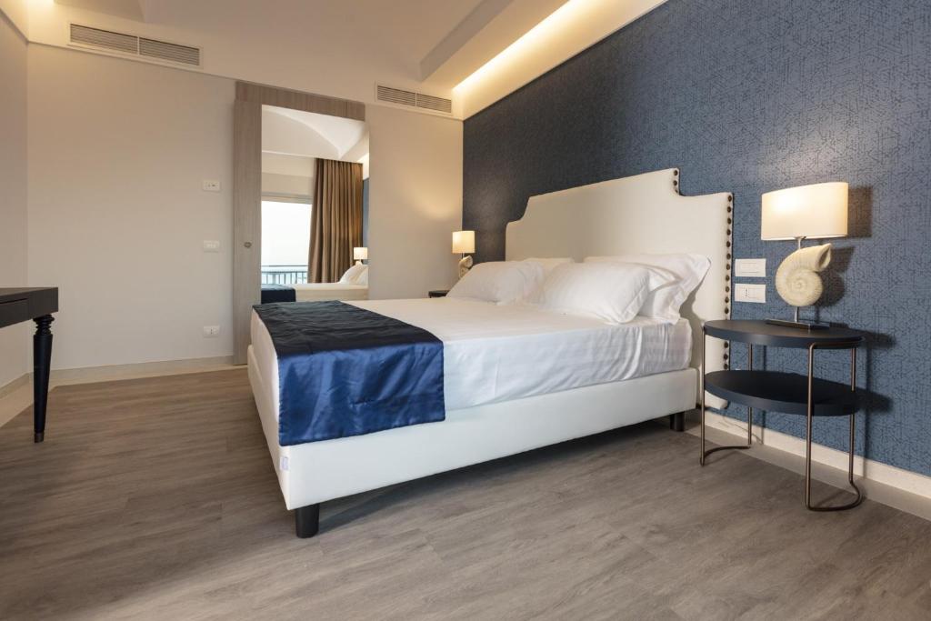 Postel nebo postele na pokoji v ubytování Summit Hotel
