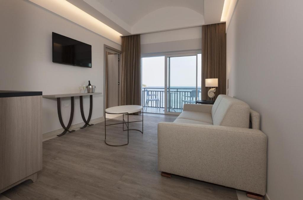 TV a/nebo společenská místnost v ubytování Summit Hotel