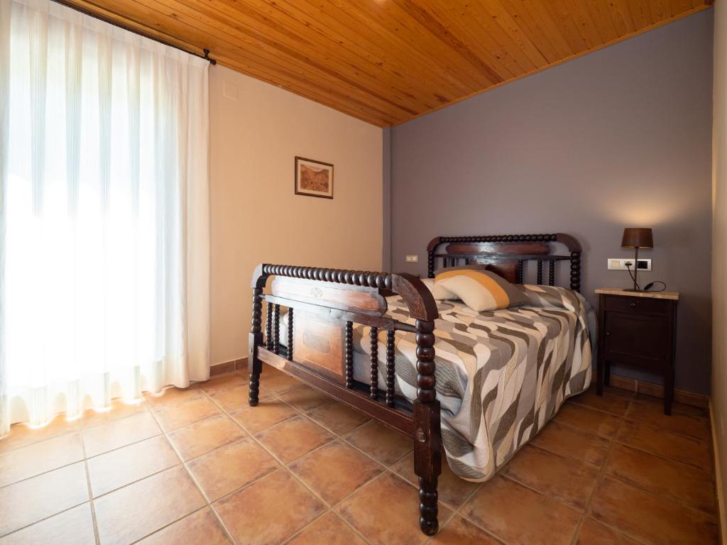 1 dormitorio con 2 literas y ventana en Casa Pase, en Sopeira