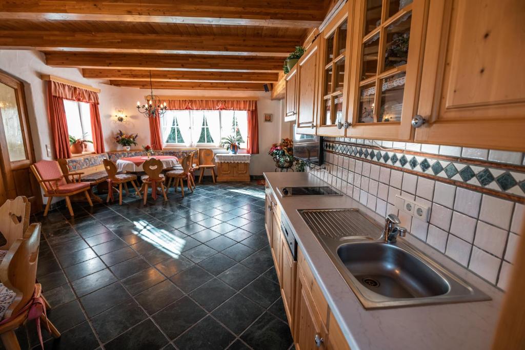 Kuchyň nebo kuchyňský kout v ubytování Bio-Landhaus Kesslerhof