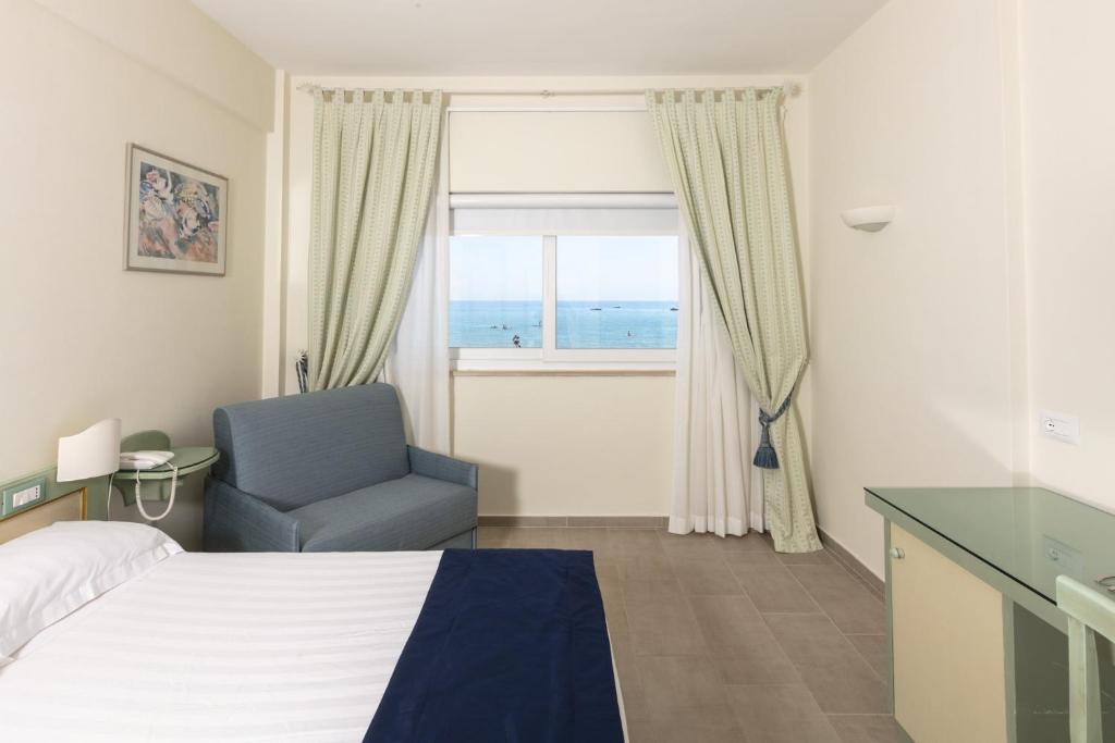 Postel nebo postele na pokoji v ubytování Summit Hotel