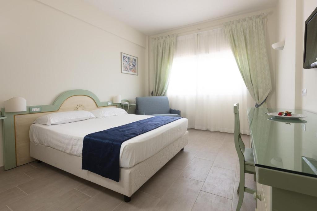 Postel nebo postele na pokoji v ubytování Summit Hotel