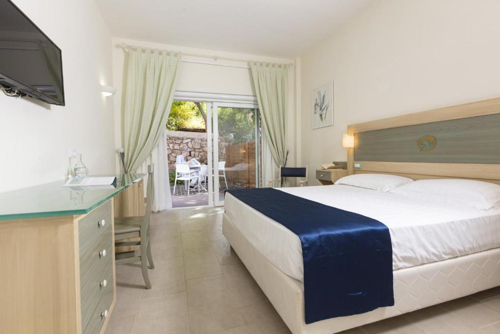 Postel nebo postele na pokoji v ubytování Summit Hotel