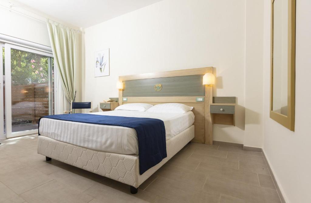Postel nebo postele na pokoji v ubytování Summit Hotel