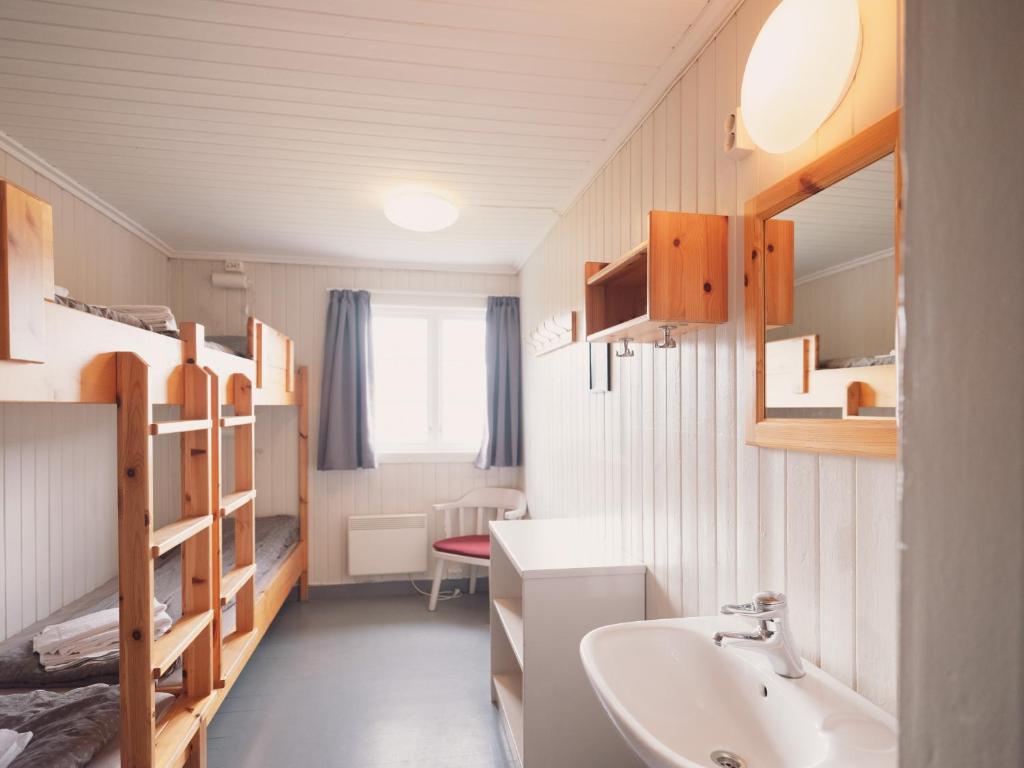 łazienka z umywalką i łóżkiem piętrowym w obiekcie Preikestolen BaseCamp w mieście Jørpeland