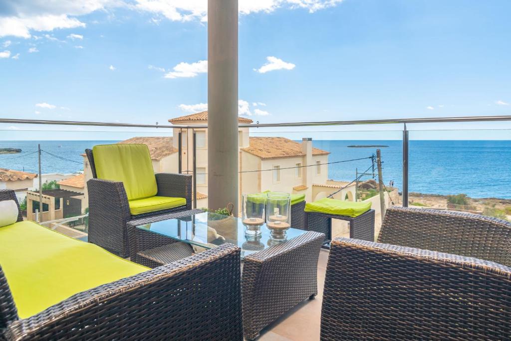 ein Balkon mit Stühlen und einem Tisch und das Meer in der Unterkunft Mar Colonia in Colonia Sant Jordi