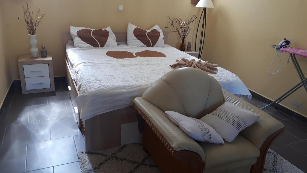- une chambre avec un lit, une chaise et un lit blanc dans l'établissement Apartman studio, à Vela Luka