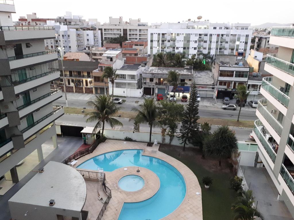 Pemandangan kolam renang di Cobertura duplex vista mar 02 quartos Wi-fi TV Smart Temporada Cabo Frio atau berdekatan