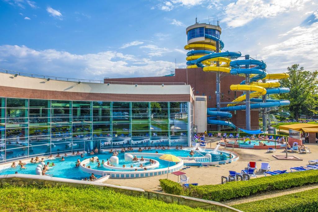 The swimming pool at or close to Hunguest Szeged - ex Forrás
