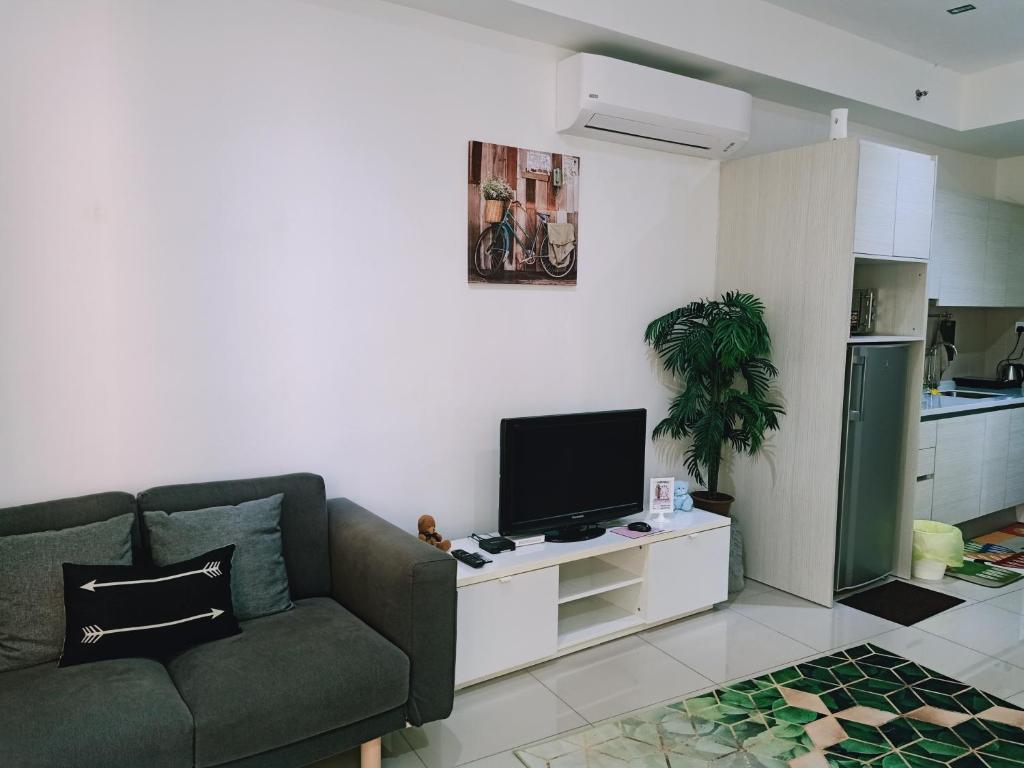 TV a/nebo společenská místnost v ubytování D'Gunduls Homestay STUDIO by DGH I-CITY
