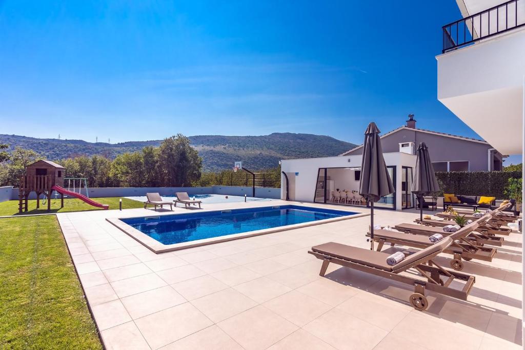 Fotografia z galérie ubytovania VILLA ALMIC with heated pool, 5 bedrooms, Gaming room, a multi-use playground court v Omise