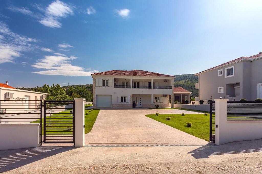 Fotografia z galérie ubytovania VILLA ALMIC with heated pool, 5 bedrooms, Gaming room, a multi-use playground court v Omise