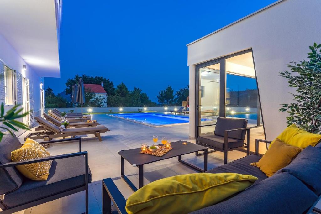 Fotografia z galérie ubytovania VILLA ALMIC with heated pool, 5 bedrooms, Gaming room, a multi-use playground court v Omise