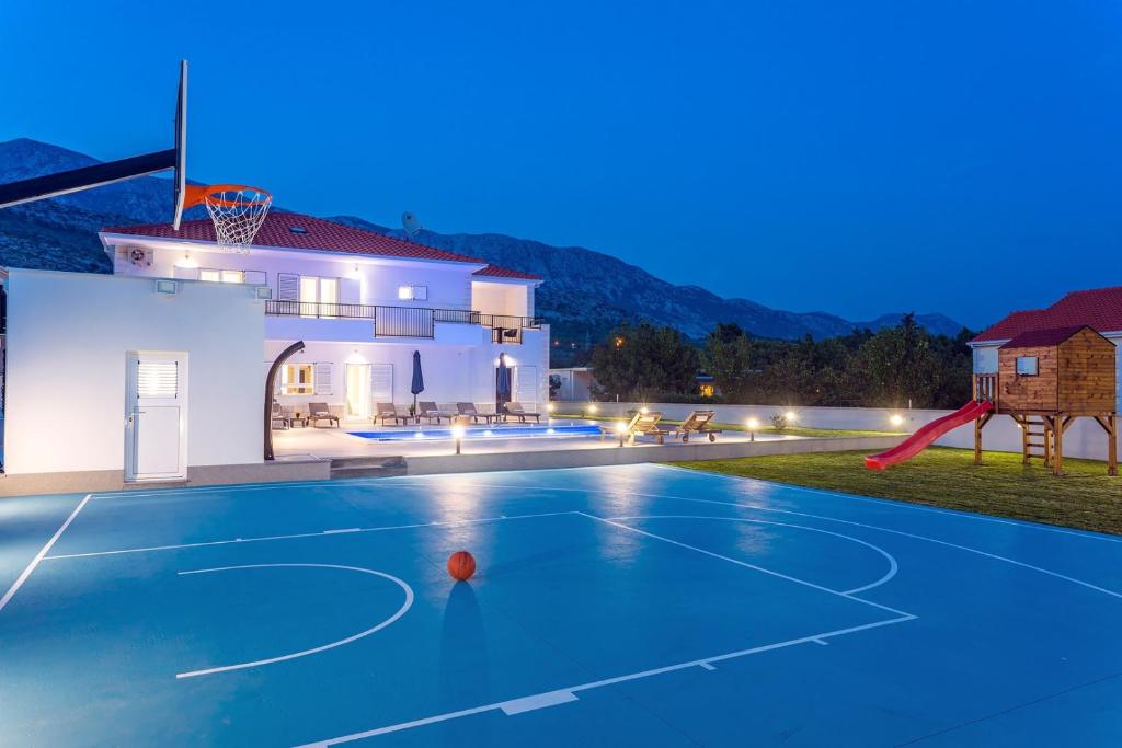 Fotografia z galérie ubytovania VILLA ALMIC with heated pool, 5 bedrooms, Gaming room, a multi-use playground court v Omise