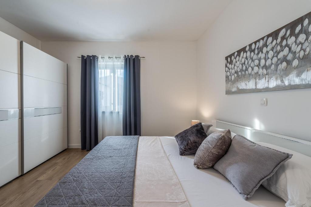 Posteľ alebo postele v izbe v ubytovaní Holiday Home Bajlo apartment with three bedrooms