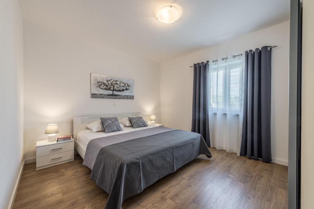 Posteľ alebo postele v izbe v ubytovaní Holiday Home Bajlo apartment with three bedrooms