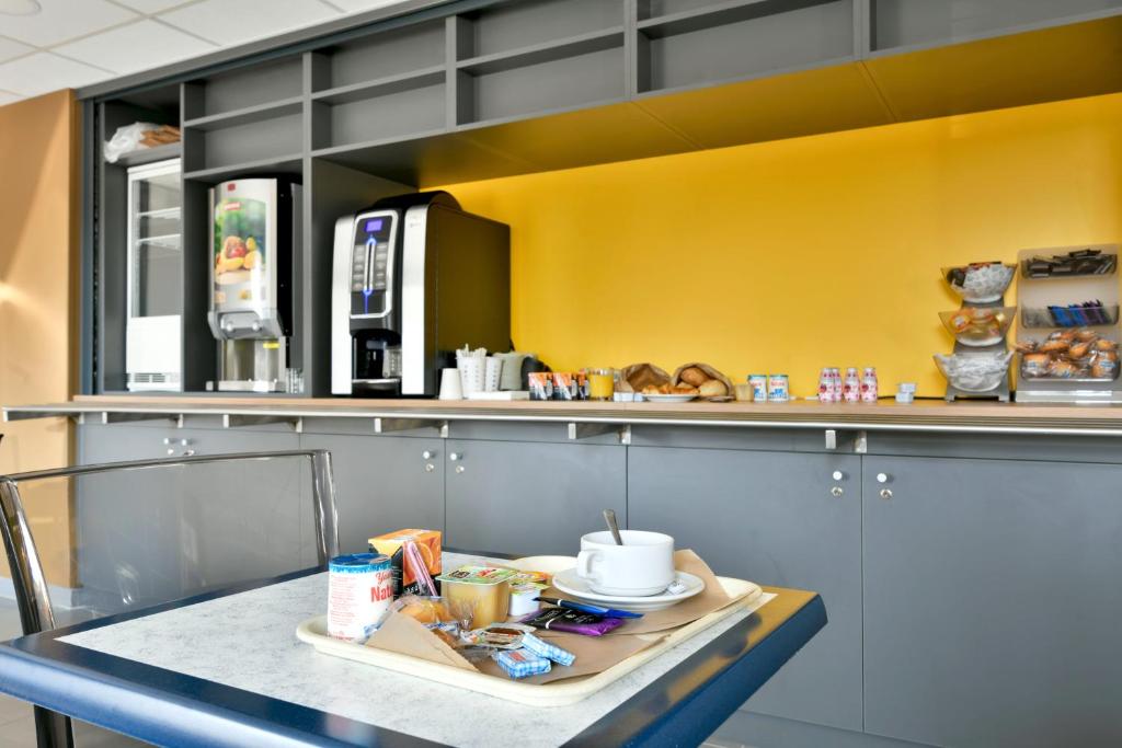 Kuchyň nebo kuchyňský kout v ubytování B&B HOTEL Bollène
