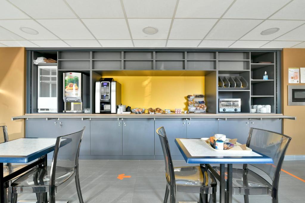 Kuchyň nebo kuchyňský kout v ubytování B&B HOTEL Bollène