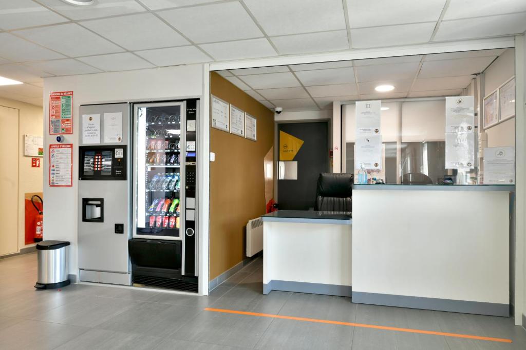Kuchyň nebo kuchyňský kout v ubytování B&B HOTEL Bollène