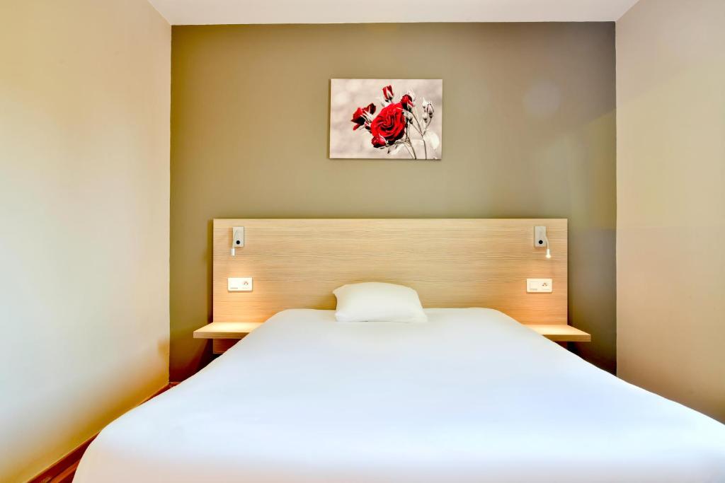 Postel nebo postele na pokoji v ubytování B&B HOTEL Bollène