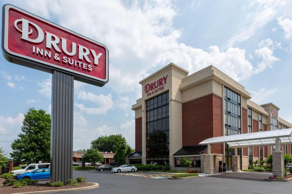 Drury Inn & Suites Nashville Airport في ناشفيل: وجود نزل دوار والاجنحه امام مبنى