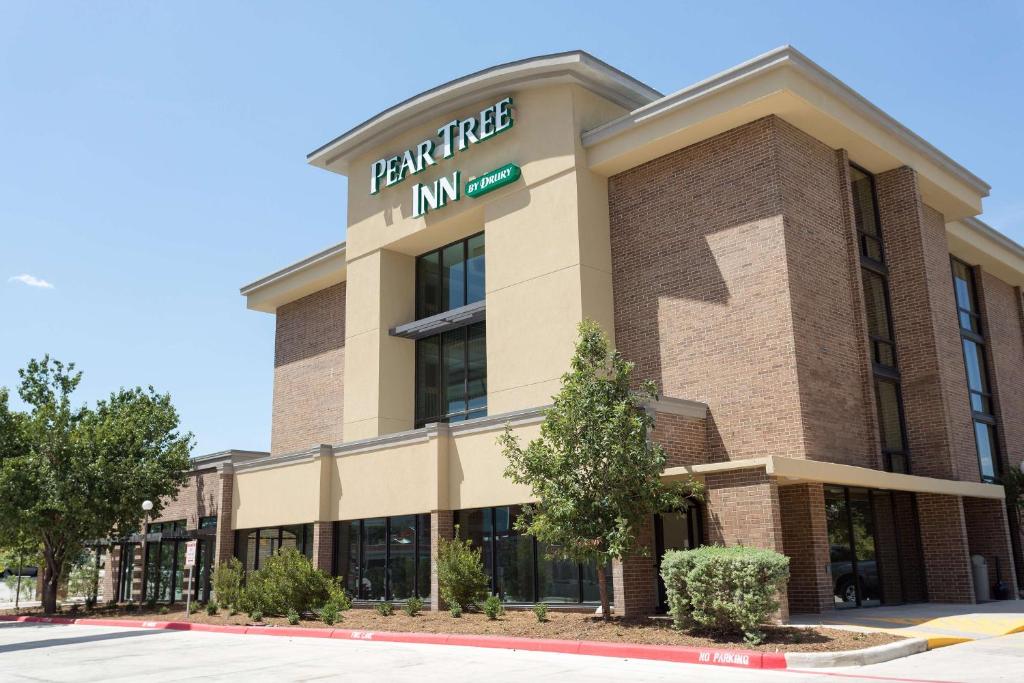 a front view of a healthifted inn at Pear Tree Inn San Antonio Airport in San Antonio