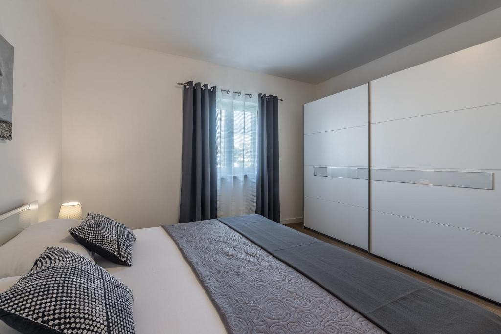 Posteľ alebo postele v izbe v ubytovaní Holiday Home Bajlo apartment with three bedrooms