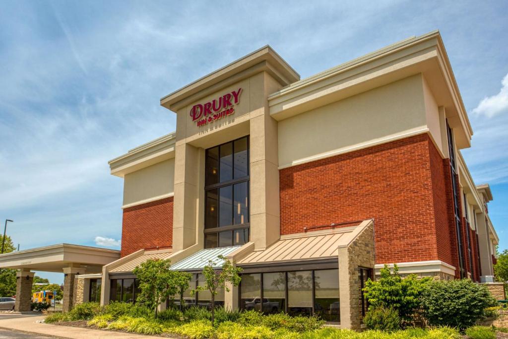 una tienda frente a un centro comercial en Drury Inn & Suites St. Louis - Fairview Heights en Fairview Heights