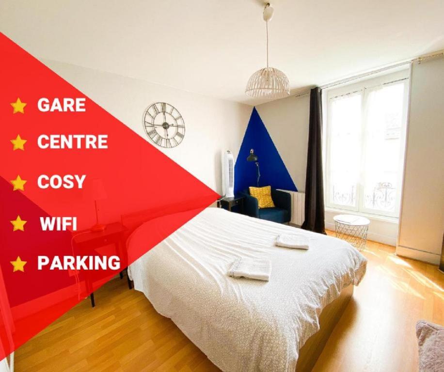 - une chambre dotée d'un lit avec un mur rouge et bleu dans l'établissement Mâcon - Gare - Centre Ville - Parking - Cosy - Wifi, à Mâcon
