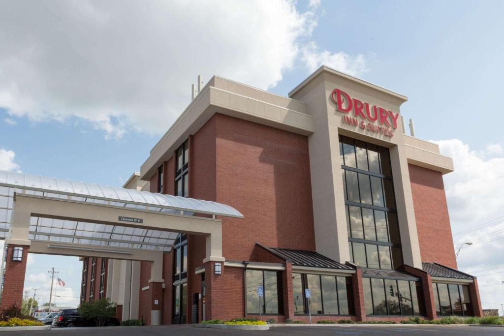 Ein Dunkin Donuts mit einem Schild drauf. in der Unterkunft Drury Inn & Suites Columbia Stadium Boulevard in Columbia