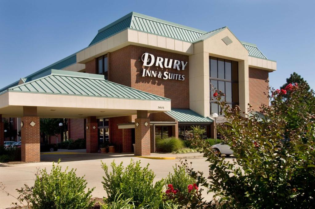 un bâtiment avec un panneau indiquant les cliniques de médicaments dans l'établissement Drury Inn & Suites Joplin, à Joplin