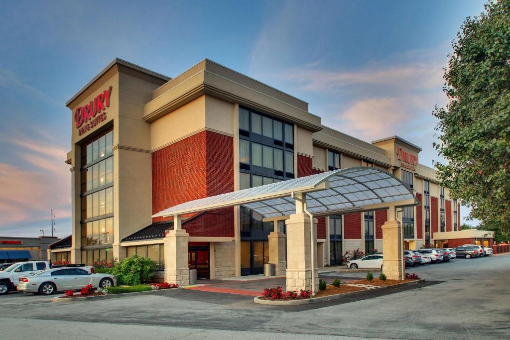 a hotel with cars parked in a parking lot at Drury Inn & Suites Bowling Green in Bowling Green