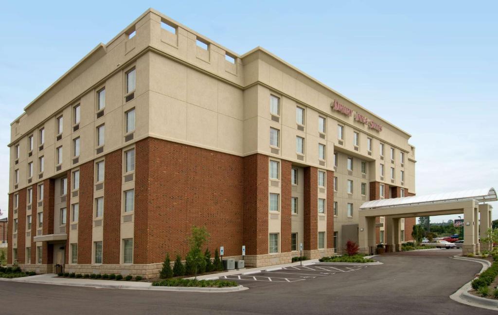 a rendering of the front of a hotel at Drury Inn & Suites Middletown Franklin in Middletown