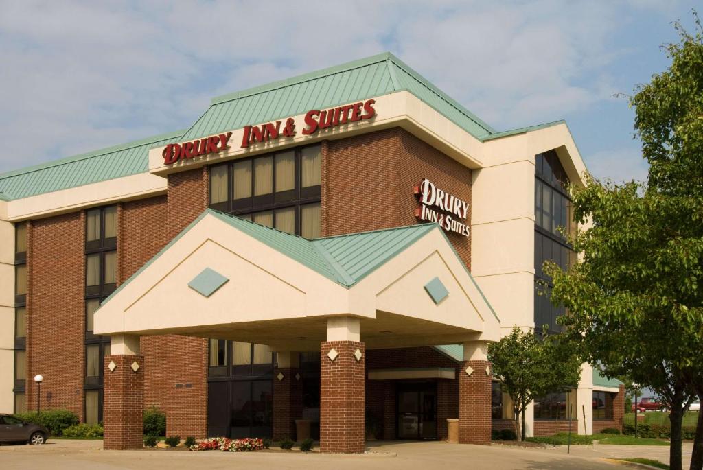 Drury Inn & Suites Springfield في سبرينغفيلد: مبنى من الطوب كبير عليه لافته