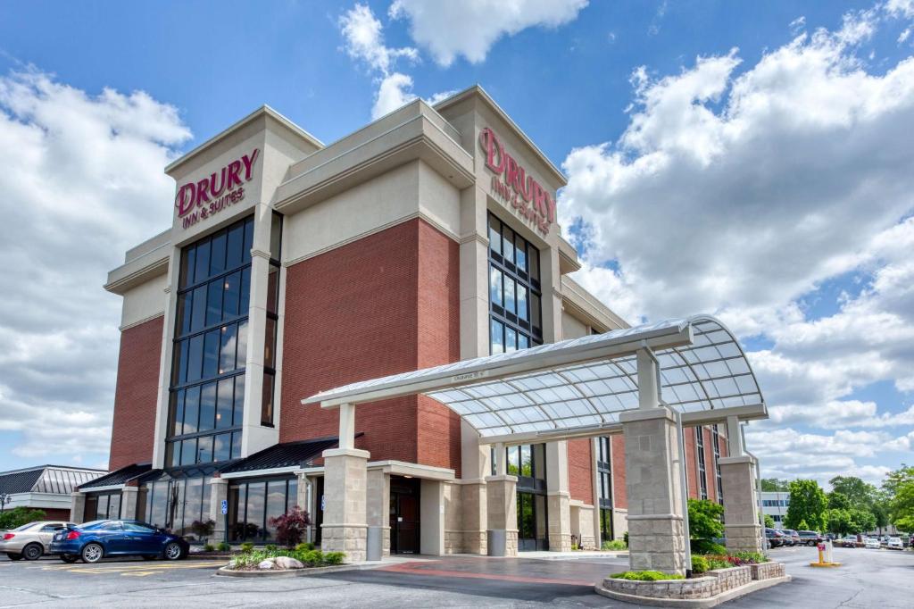 uma loja em frente a um edifício com estacionamento em Drury Inn & Suites St. Louis Airport em Edmundson