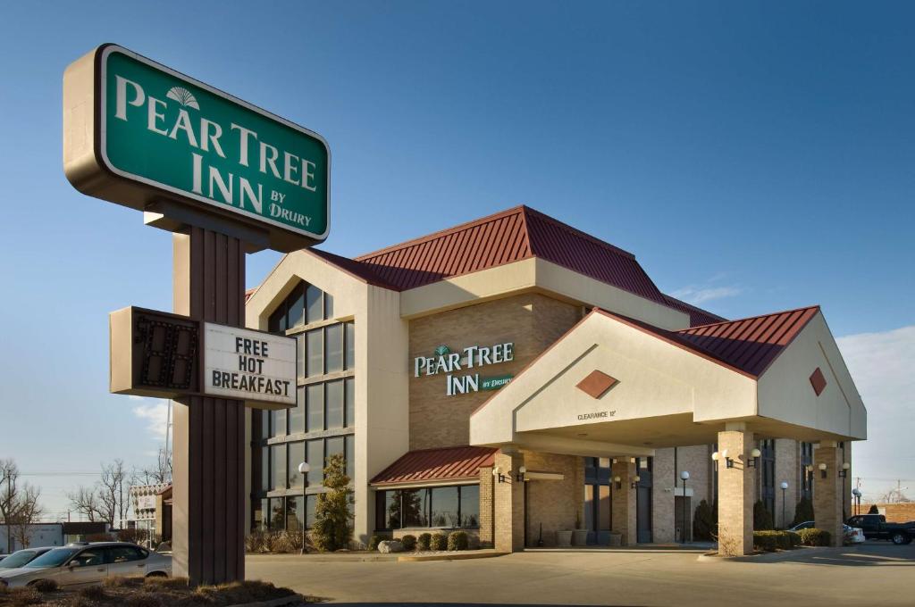 un panneau de stationnement devant un hôtel dans l'établissement Pear Tree Inn Sikeston, à Sikeston