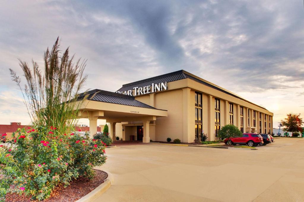 a hotel with a sign on the front of it at Pear Tree Inn Cape Girardeau West in Cape Girardeau