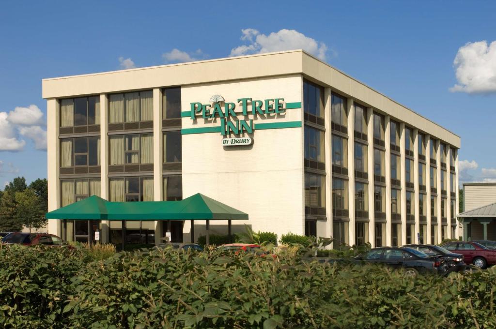 duży budynek z parkingiem przed nim w obiekcie Pear Tree Inn Terre Haute w mieście Terre Haute
