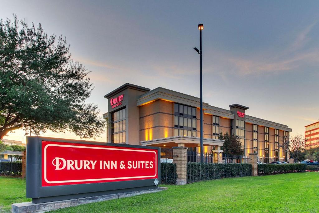 un hôtel avec un panneau devant un bâtiment dans l'établissement Drury Inn & Suites Houston Sugar Land, à Sugar Land